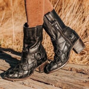 🦅BNIB/NWT |•FREEBIRD BY STEVEN•| DARCY Black Fish Short Boots